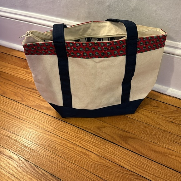 Christmas 🛻 🌲 tote by Vineyard Vines. Used. - Picture 3 of 16